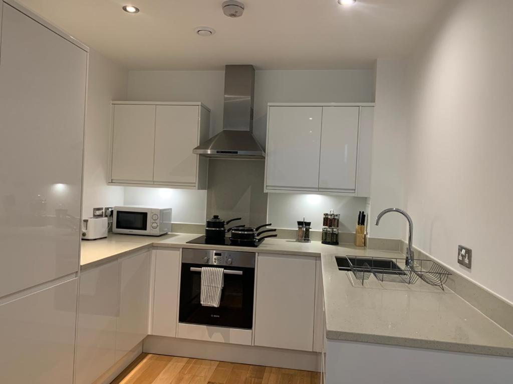 Modern 2 Bed 2 Bath Apartment In Central Croydon! Extérieur photo