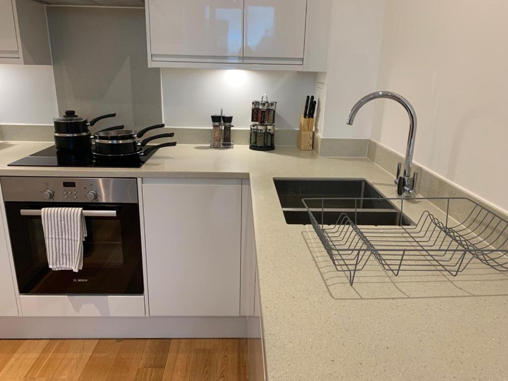Modern 2 Bed 2 Bath Apartment In Central Croydon! Extérieur photo