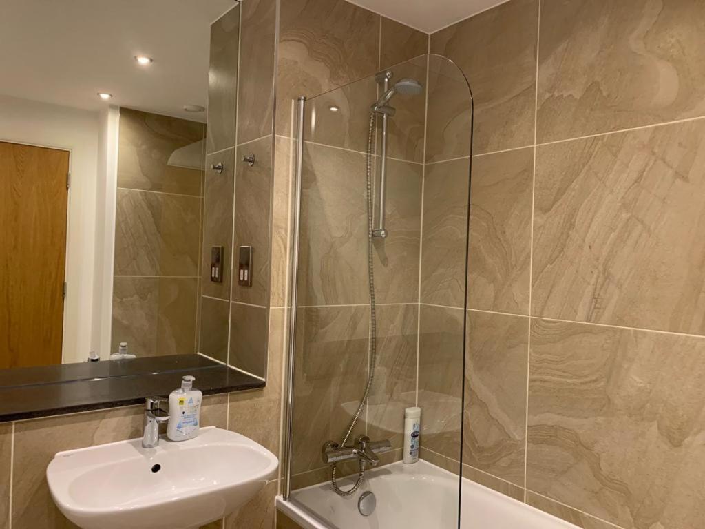 Modern 2 Bed 2 Bath Apartment In Central Croydon! Extérieur photo