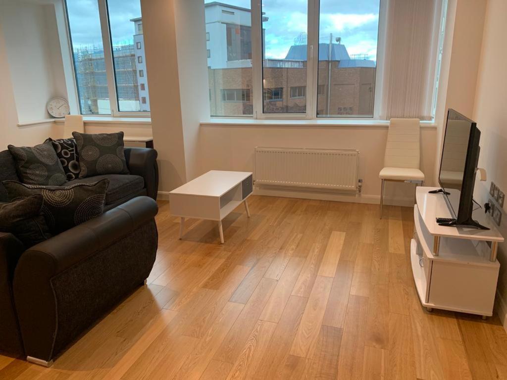 Modern 2 Bed 2 Bath Apartment In Central Croydon! Extérieur photo